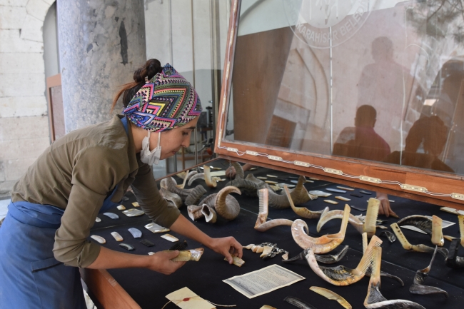 Boynuz taraklar Derya Usta'nın elinde şekilleniyor