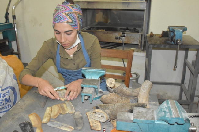 Boynuz taraklar Derya Usta'nın elinde şekilleniyor