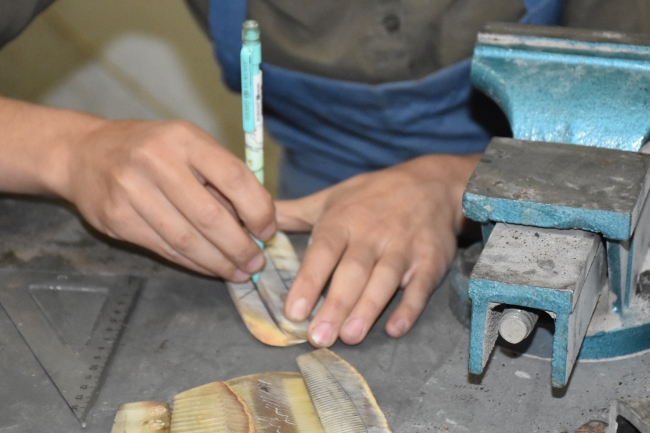 Boynuz taraklar Derya Usta'nın elinde şekilleniyor