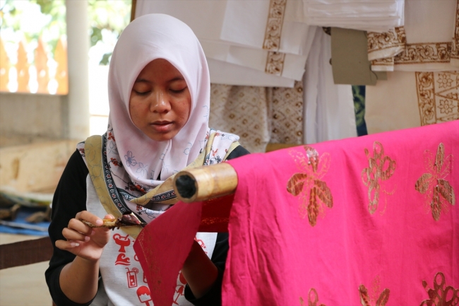 Endonezya'nın ulusal kimliğinin simgesi: Batik