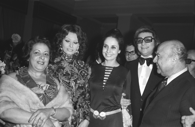 Fotoğraf: AA 26 Nisan 1974'de İtalyan sinema sanatçısı Sophia Loren (sol 2) onuruna 26 Nisan 1974'te verilen resepsiyona sanatçı Zeki Müren (sağ 2) katıldı.