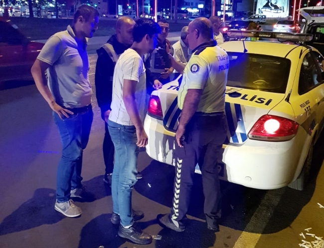 Kocaeli'de özel halk otobüslerinde yapılan denetimlerde çakı, bıçak, sopa, beyzbol sopası ve çivi çakılı sopa bulundu. Fotoğraf: AA