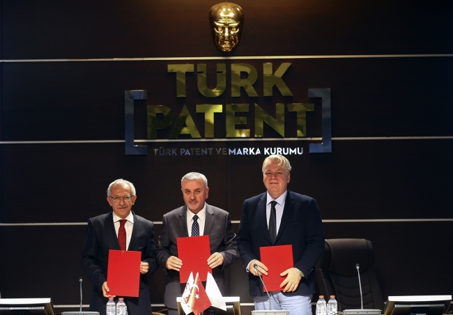 Fotoğraf: AA / MEB Özel Eğitim ve Rehberlik Hizmetleri Genel Müdürü Ahmet Emre Bilgili, TÜRKPATENT Başkanı Habip Asan, MEB Mesleki ve Teknik Eğitim Genel Müdürü Kemal Varın Numanoğlu 