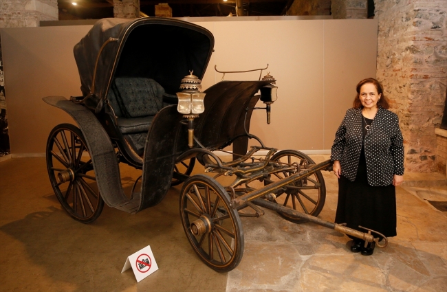 Fotoğraf: AA / Saray Koleksiyonları Müzesi Sorumlusu Güller Karahüseyin aralarında saraya ait bir at arabasının da bulunduğu eserler hakkında bilgi verdi.