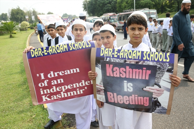 Pakistanlı çocuklardan liderlere "Keşmirli çocukları kurtarın" çağrısı