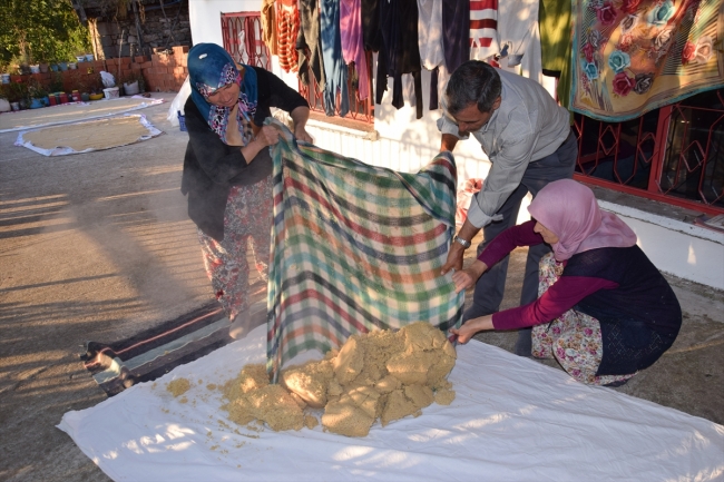 Köylü kadınların geleneksel kuskus mesaisi başladı