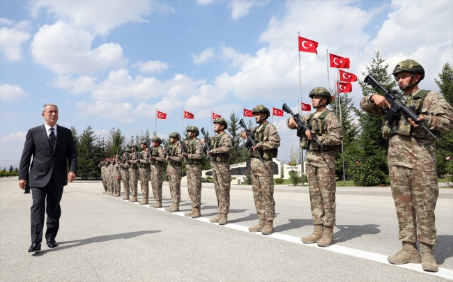 Milli Savunma Bakanı Akar’dan bordo berelilere ziyaret