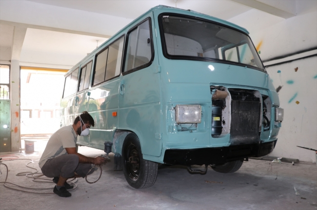 Trafikten çekilen araçları ekmek kapısına dönüştürüyorlar