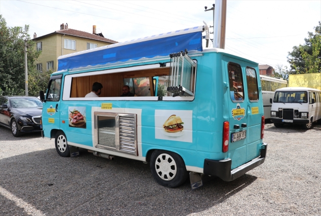Trafikten çekilen araçları ekmek kapısına dönüştürüyorlar