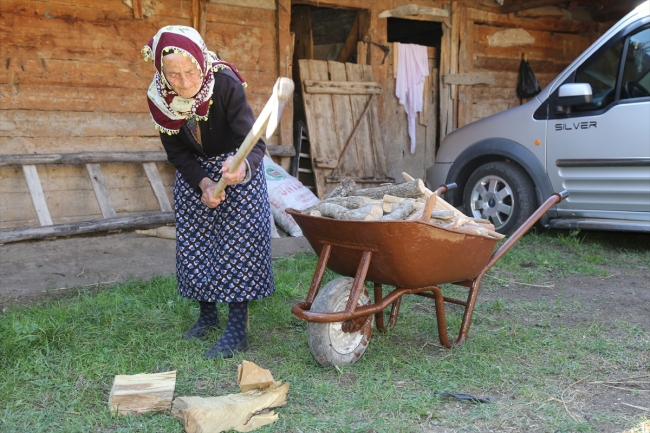 Asırlık Döndü nine gençlere taş çıkarıyor