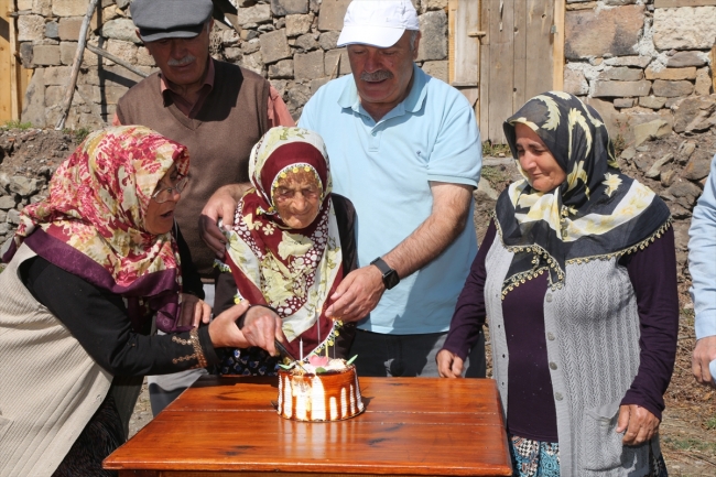 Asırlık Döndü nine gençlere taş çıkarıyor