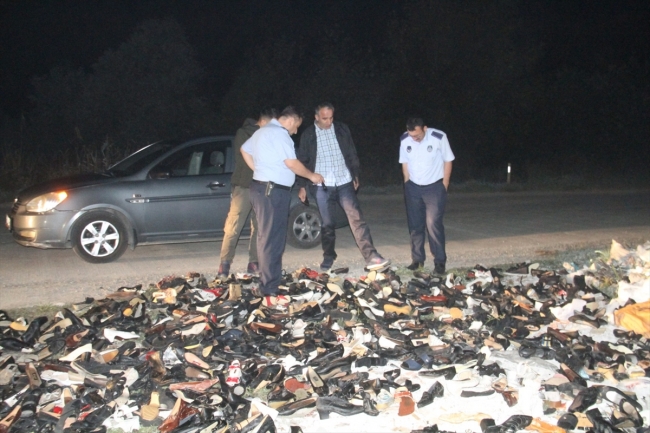 Yol kenarında 200 çift ayakkabı bulundu