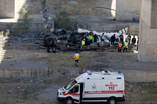 Ankara'da viyadükten düşen tırın şoförü öldü