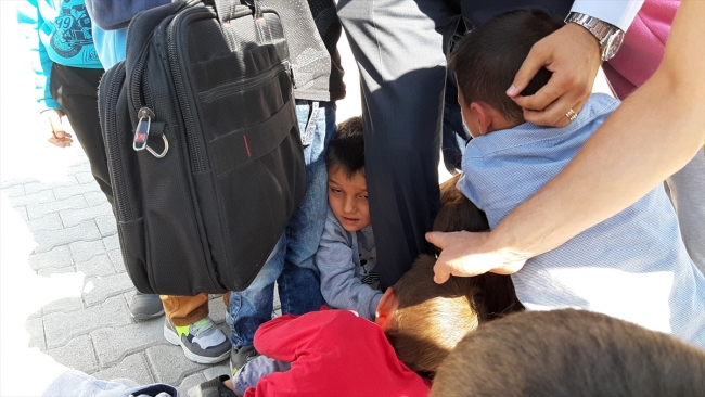 Tayini çıkan öğretmeni gözyaşlarıyla uğurladılar