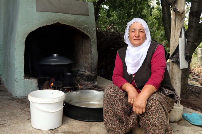 El emeğiyle kazanıp hacca gitmenin hayalini kuruyor