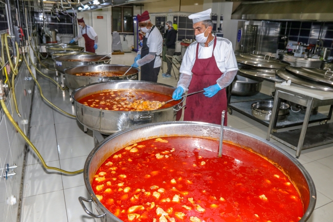 Kilometrelerce yol katederek öğrencilere sıcak yemek taşıyorlar