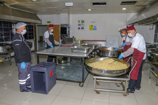 Kilometrelerce yol katederek öğrencilere sıcak yemek taşıyorlar