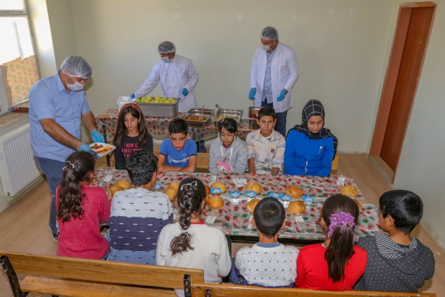 Kilometrelerce yol katederek öğrencilere sıcak yemek taşıyorlar