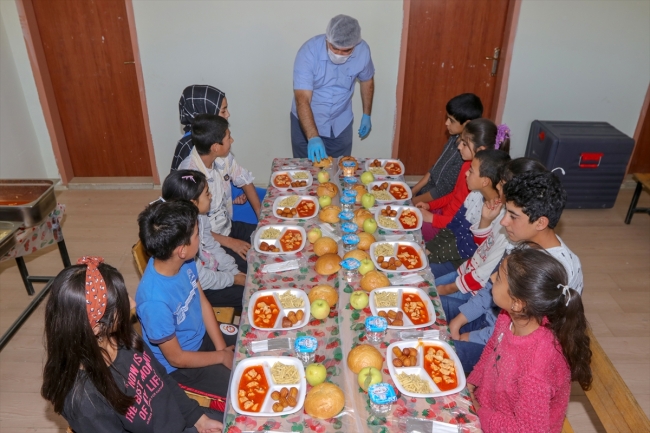 Kilometrelerce yol katederek öğrencilere sıcak yemek taşıyorlar