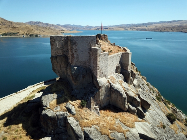 Tarihi Pertek Kalesi turistlerin uğrak yeri olacak