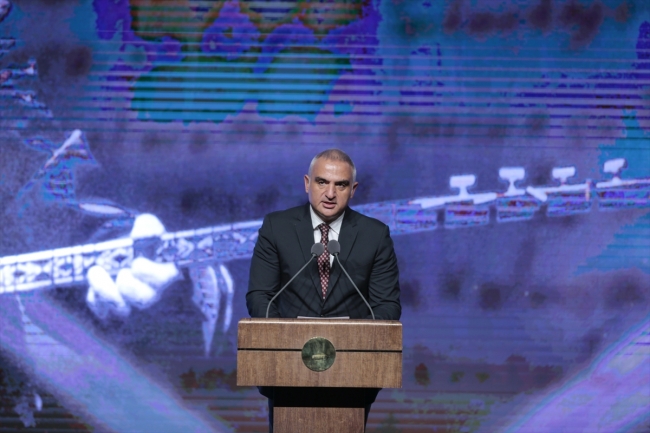 Kültür ve Turizm Bakanı Mehmet Nuri Ersoy, konserden önce salondaki katılımcılara hitap etti. Fotoğraf: AA
