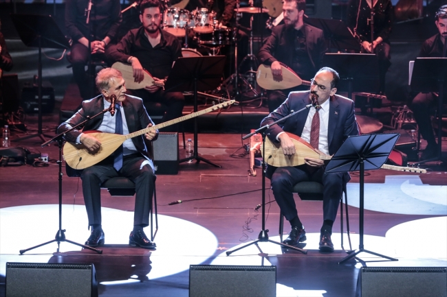 Cumhurbaşkanlığı Sözcüsü İbrahim Kalın (sağda) , ''Neredesin Sen'' ve ''Sen Benimsin Ben Seninim'' isimli eserleri Erol Parlak ile birlikte seslendirdi. Fotoğraf: AA
