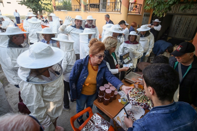 İzmir'den gelip Van'da bal hasadı yaptılar