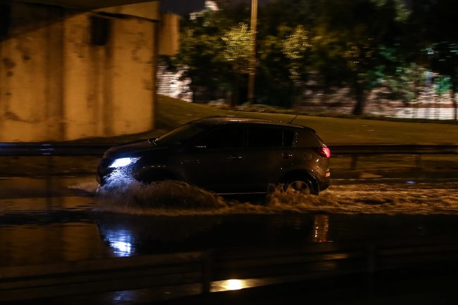 İstanbul'da sağanak bazı yollarda su taşkınlarına sebep oldu. Fotoğraf: AA