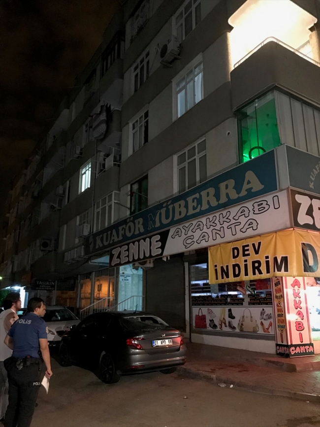 Adana'da bir kadın park halindeki otomobilin üzerine düştü