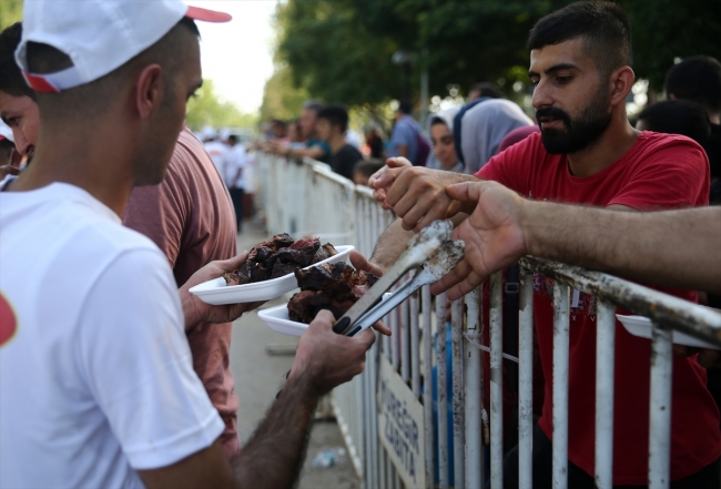 Adana'da "tek şişte et pişirme" rekoru kırıldı