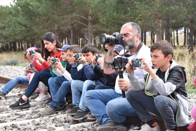 Köy köy dolaşıp öğrencilere fotoğrafçılığı öğretiyor
