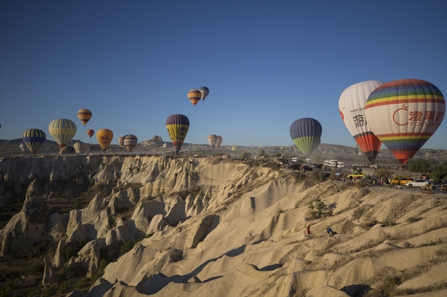 Kapadokya bölgesini ziyaret eden turistlerin en gözde aktivitesi sıcak hava balon turları. Fotoğraf: AA