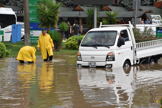 Muğla'da sağanak su baskınlarına neden oldu