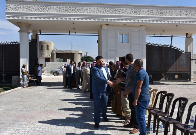 Suriye Aşiretler ve Kabileler Meclisi, Türkiye sınırındaki Azez ilçesinin Siccu köyünde aşiretler divanını topladı. Fotoğraf: AA
