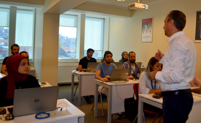 Bilgi teknolojileri kursları gençleri iş sahibi yapıyor