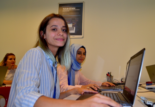 Bilgi teknolojileri kursları gençleri iş sahibi yapıyor