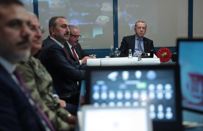 Cumhurbaşkanı Erdoğan harekat merkezinden gelişmeleri takip ediyor
