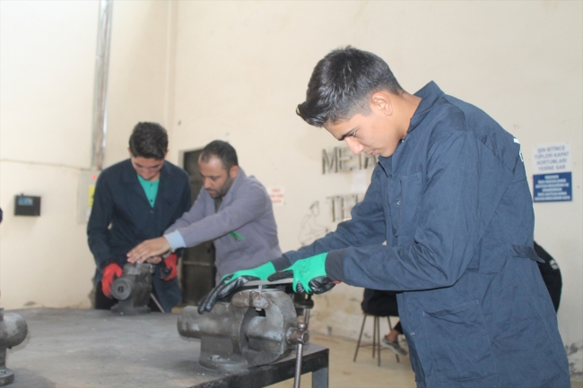 PKK'lı teröristler yaktı, öğrenciler ekonomiye kazandırdı