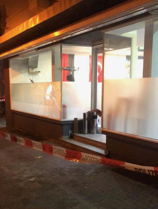 Terör örgütü yandaşları Almanya'da cami ve lokale saldırdı