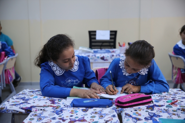 Reyhanlı'da mutlu gelecek umuduyla yaşamlarını sürdüren kız çocukları / Fotoğraf: AA