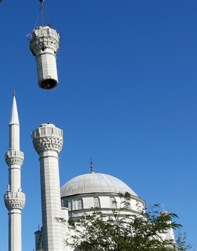 İstanbul'da depremde hasar gören minarenin sökümüne başlandı