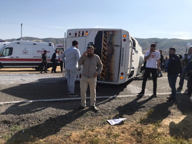 Bingöl'de yolcu midibüsü devrildi: 25 yaralı