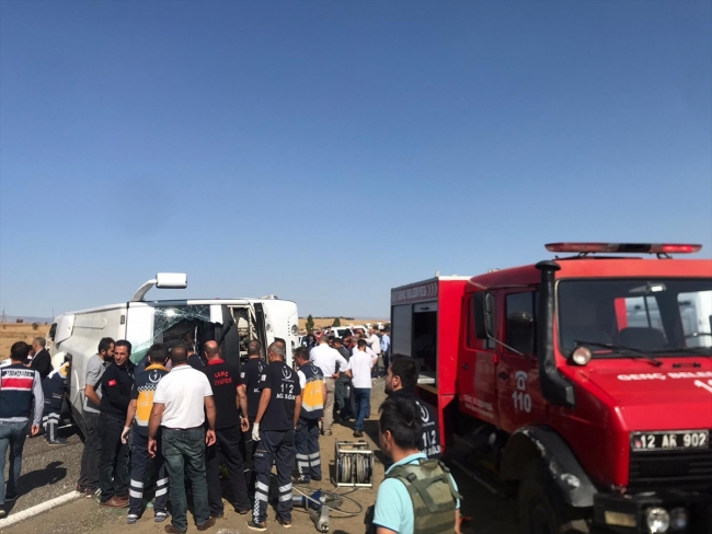 Bingöl'de yolcu midibüsü devrildi: 25 yaralı