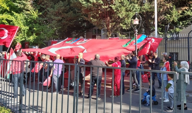 Budapeşte'de PKK yandaşlarının eylemine Türk vatandaşlarından engel