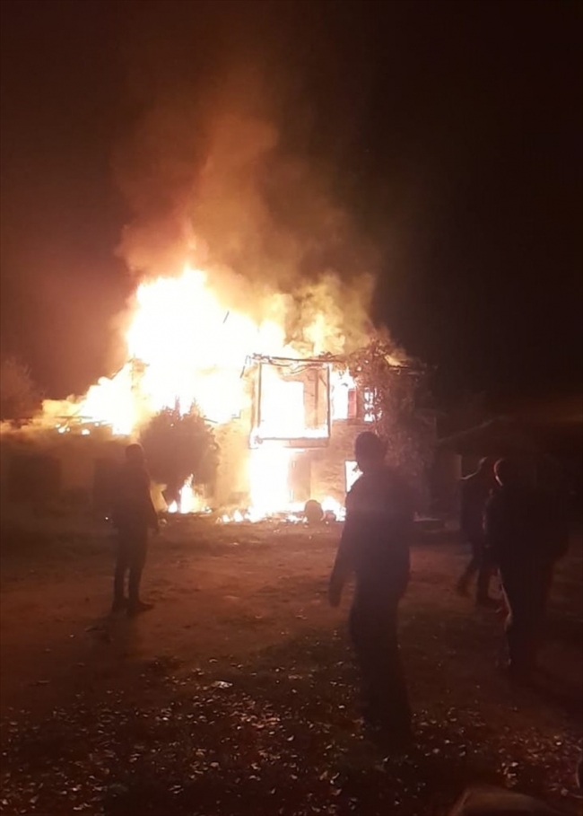 İzmir'de tarihi ahşap binada yangın