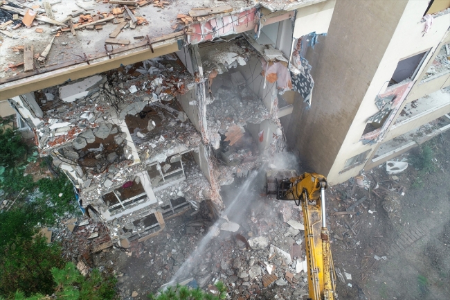 Büyükçekmece'de risk taşıyan 2 bina yıkıldı