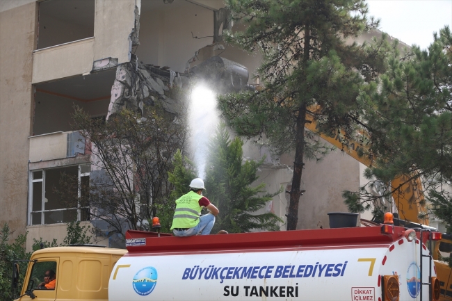 Büyükçekmece'de risk taşıyan 2 bina yıkıldı