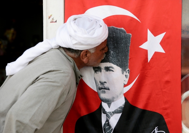 Mustafa Kemal dede sırtında Türk bayrağıyla vatan sevgisini anlatıyor