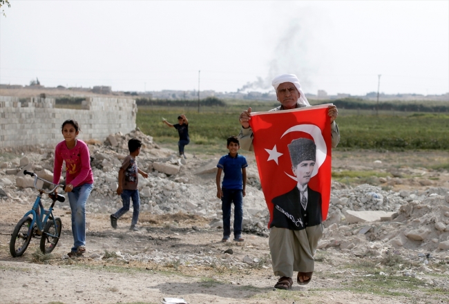Mustafa Kemal dede sırtında Türk bayrağıyla vatan sevgisini anlatıyor