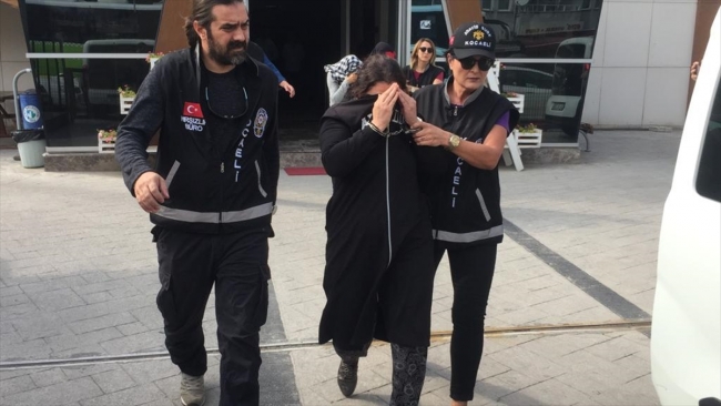 Hırsızlık yaparken ev sahibine yakalandılar